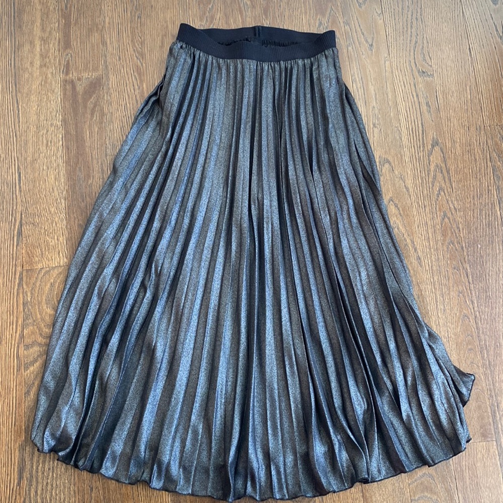H & M Black Metallic Pleated Skirt. Size 8